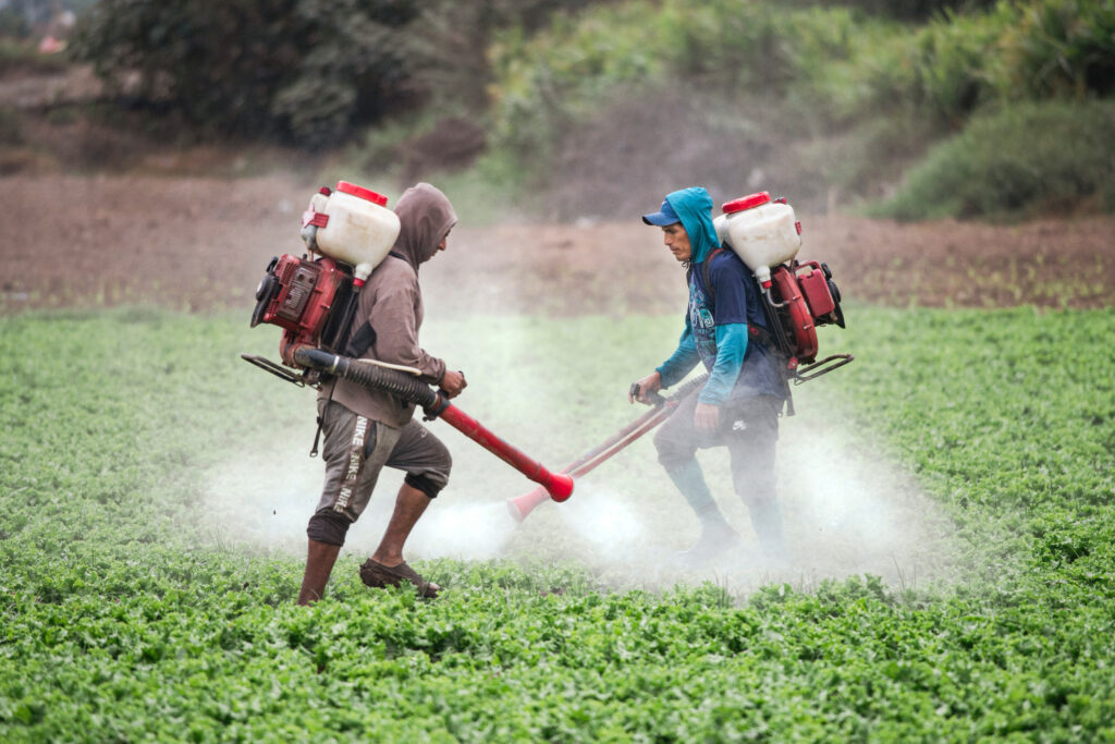 Disperser des pesticides sans protection...